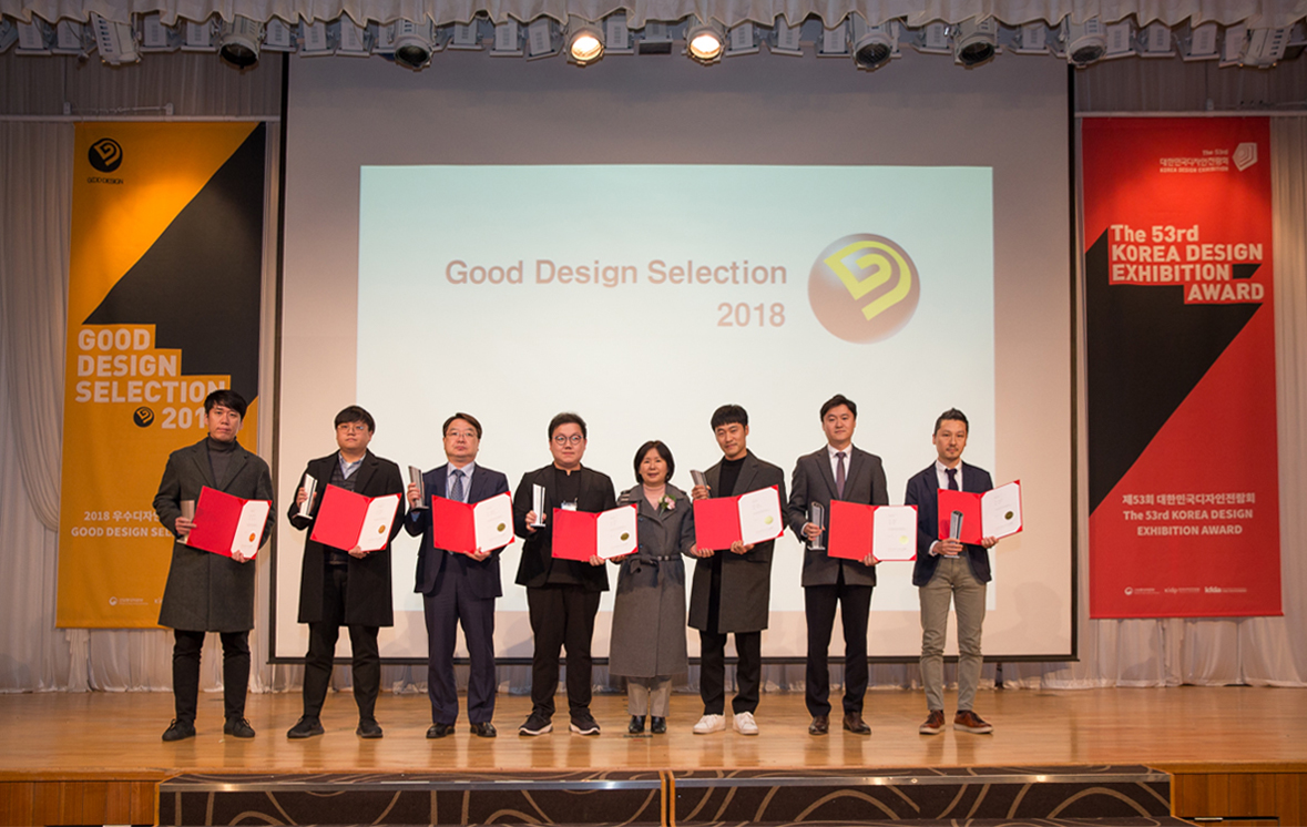 ‘2018 굿디자인 어워드’에서 롯데건설 직원(왼쪽에서 두 번째)이 한국디자인진흥원장상을 받고 기념 촬영 중이다.jpg