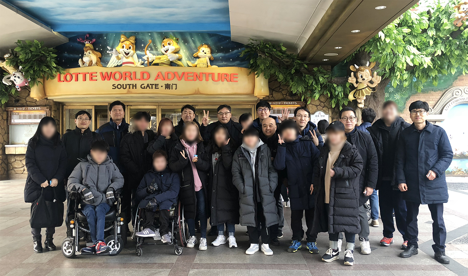 롯데건설 기술연구원의 샤롯데봉사단이 SRC 보듬터 이용자들과 함께 롯데월드 방문 기념 촬영 중이다.jpg