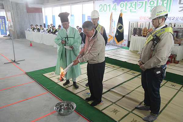 김종식주재임원이무재해를기원하는축문을태우고있다(망요례) (2)_600.jpg