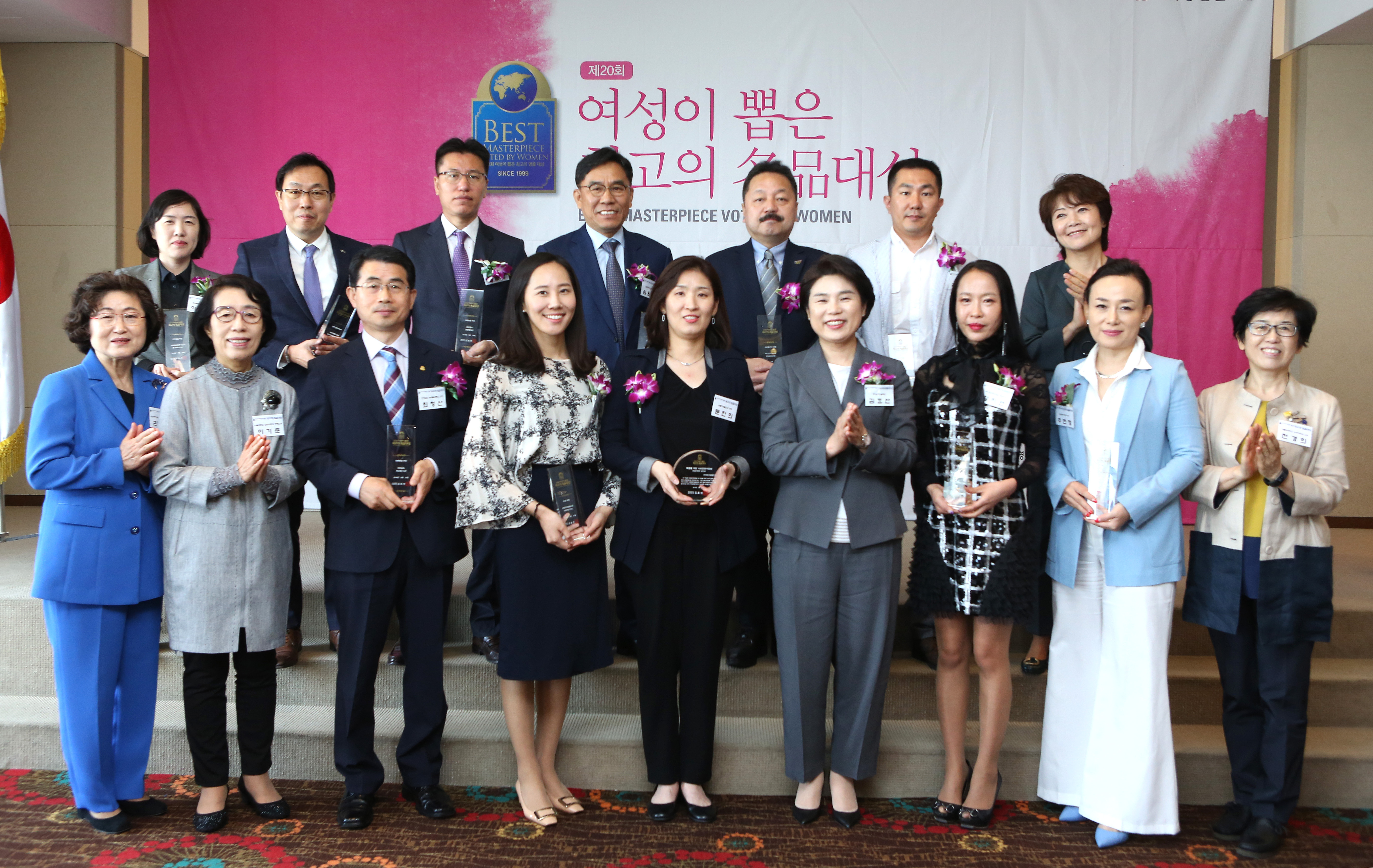서울 중구 프레지던트호텔에서 열린 제 20회 최고의 명품대상 시상식에 참석한 수상 기업 대표와 관계자들이 기념사진을 찍고 있다 ⓒ 여성~.jpg