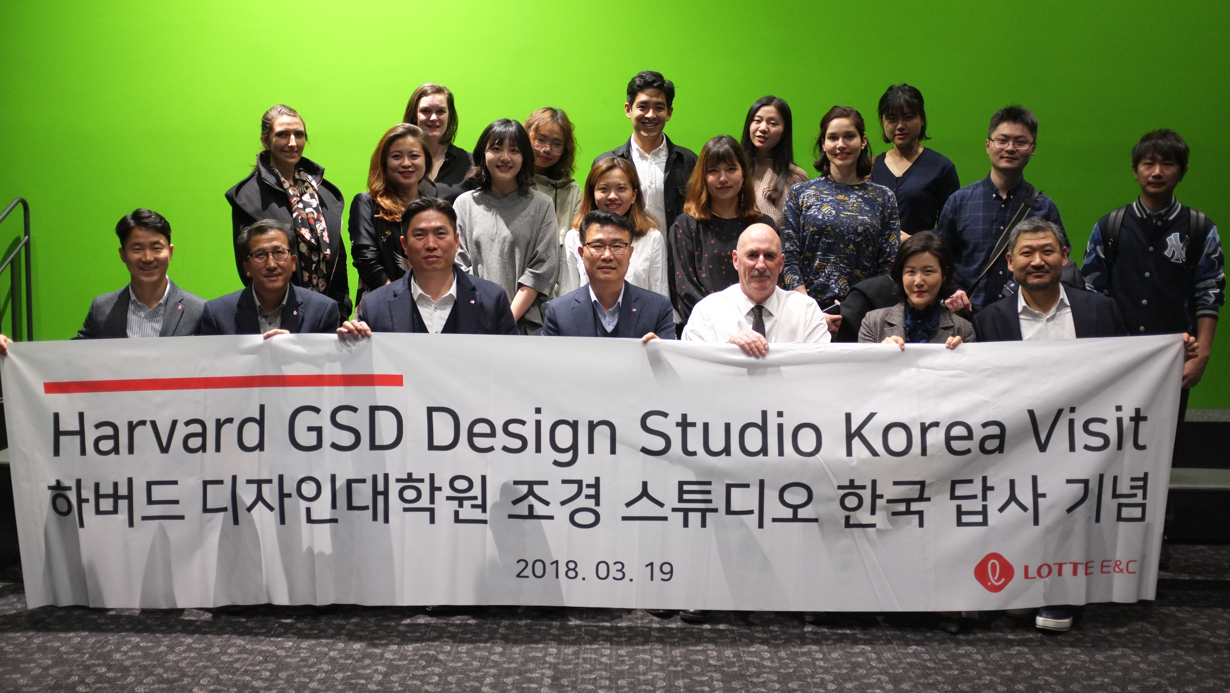 하버드 디자인대학원 연구진이 한국 답사 기념 촬영을 하고 있다.JPG