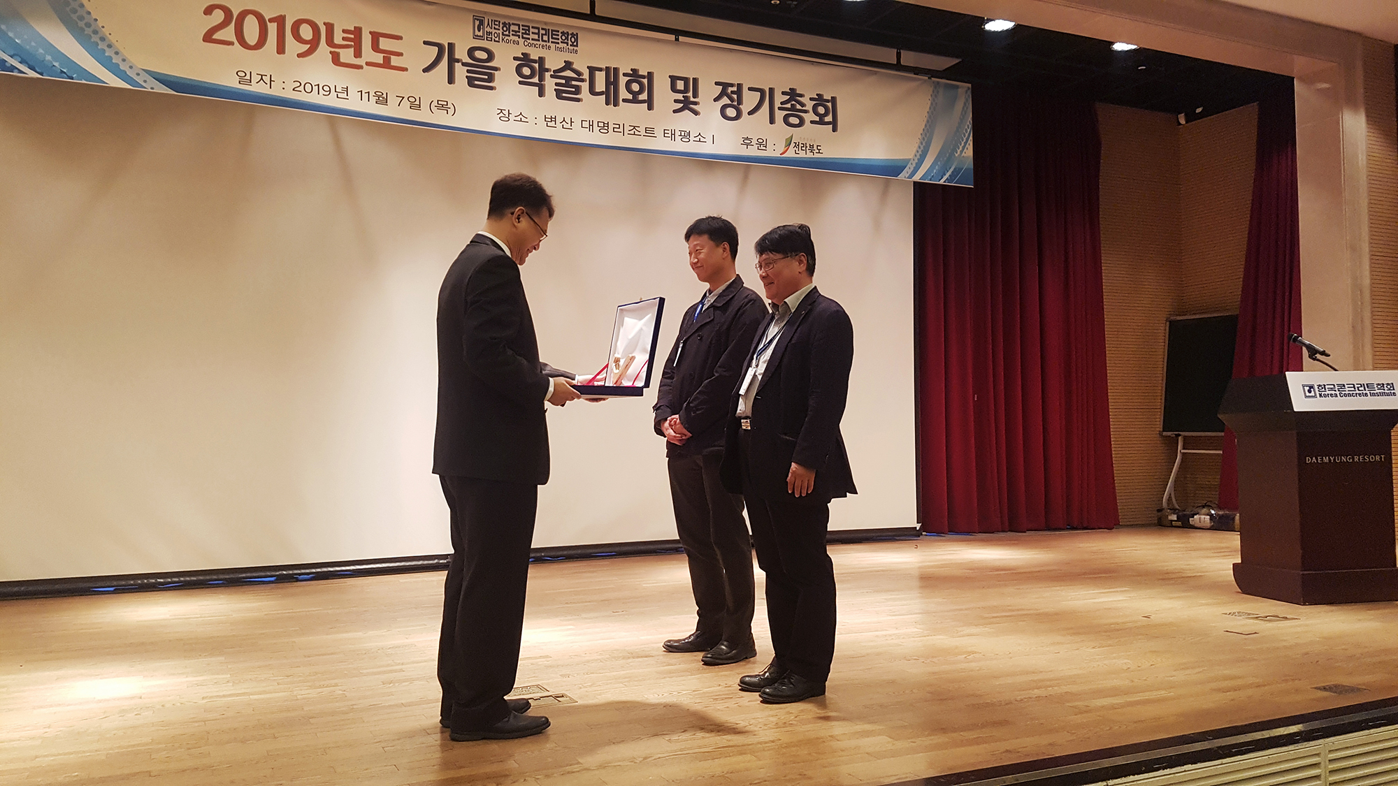 인천항 신국제여객터미널의 서성각 소장(오른쪽에서 첫 번째)이 학회상을 수상받고 있다_2000px.jpg