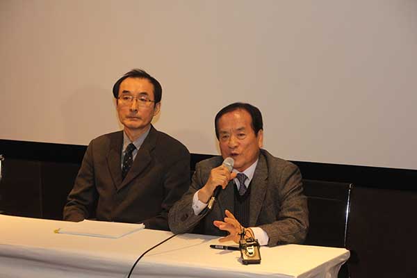 송도헌제2롯데월드안전관리위원회안전상황실장(오른쪽)이취재진의질의에답변하고있다_600.jpg